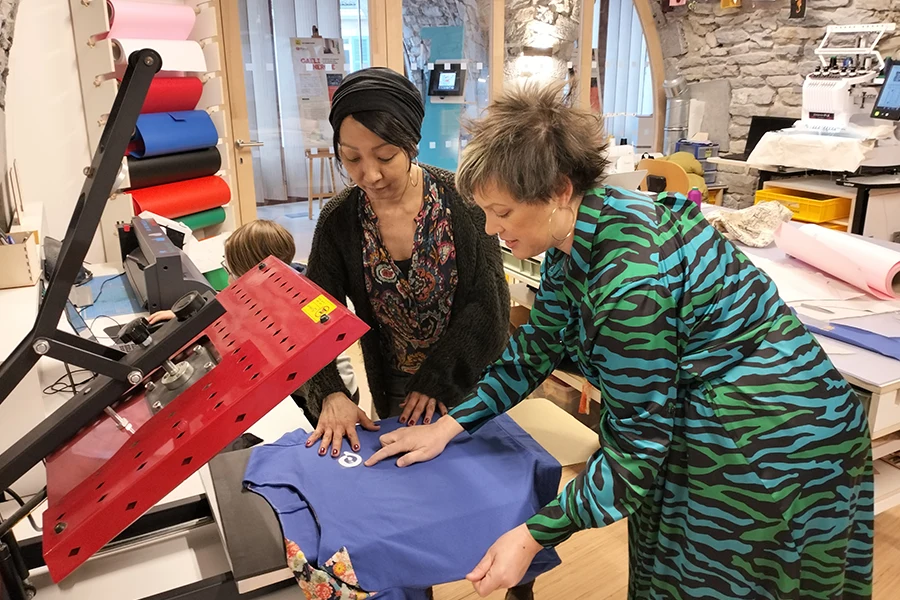 Fondatrices d’une marque de vêtements thérapeutiques, dans leur atelier de couture en train de créer les premiers modèles adaptés pour les patients.