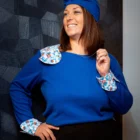 Le pull bleu Michi, un vêtement pour chimio portée par une mannequin souriante.