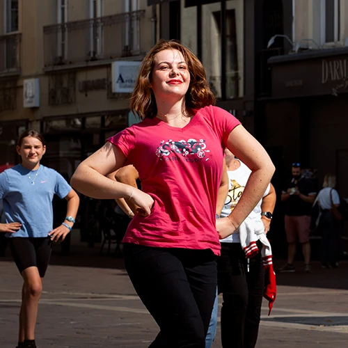 Zoom sur le Qi-Pink, t-shirt Octobre rose créé par la marque de vêtements thérapeutiques Qi-Bô.