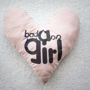 Coussin cœur Qi-bô badass girl recto