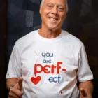 Homme heureux de porter le T-Shirt engagé contre la maladie de chez Qi-Bô.